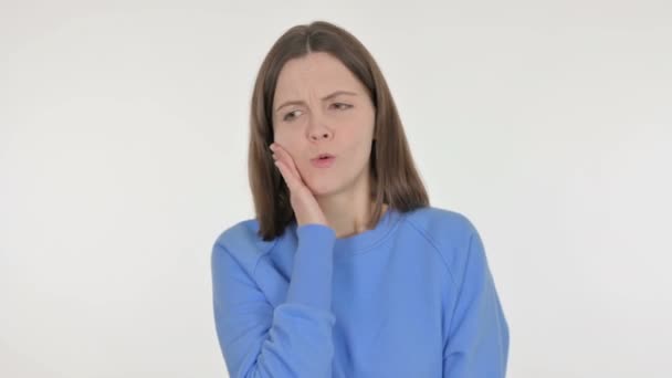 白底牙痛的随和妇女 — 图库视频影像