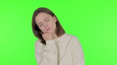 Yeşil Arkaplanda Uyuyan Yorgun Gündelik Kadın 