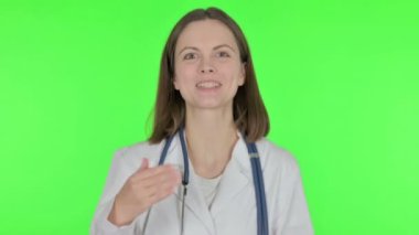 Çevrimiçi Görüntü Arkasında Genç Doktor Konuşuyor 