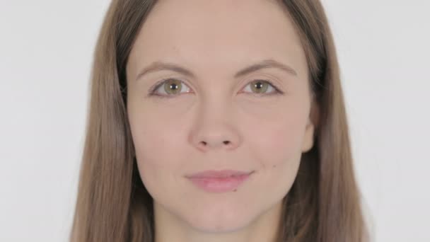 Beyaz Arkaplanda Ciddi Sıradan Kadının Yüzü — Stok video