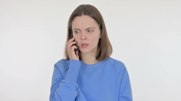 Casual Woman Mówienie Zły Telefon Białym Tle — Wideo stockowe