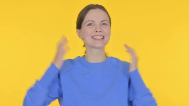 온라인 비디오 옐로우 그라운드 Yellow Background — 비디오
