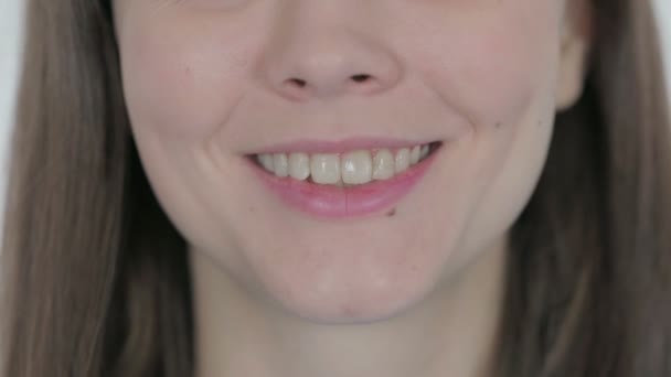 Zbliżenie Uśmiechniętych Warg Kobiety — Wideo stockowe