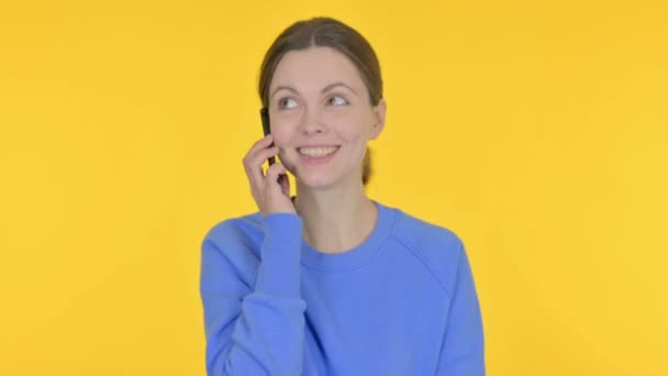 Casual Γυναίκα Μιλώντας Στο Τηλέφωνο Κίτρινο Φόντο — Αρχείο Βίντεο