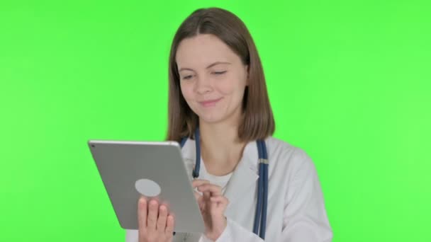 Yeşil Arkaplanda Dijital Tablet Kullanan Genç Doktor — Stok video