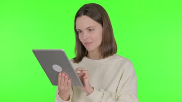 Casual Woman Célébration Succès Sur Tablette Sur Fond Vert — Video