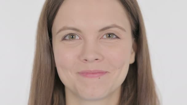 Gesicht Einer Lächelnden Gelegenheitsfrau Auf Weißem Hintergrund — Stockvideo