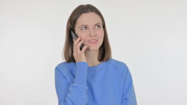 Nenucená Žena Mluví Telefonu Bílém Pozadí — Stock video