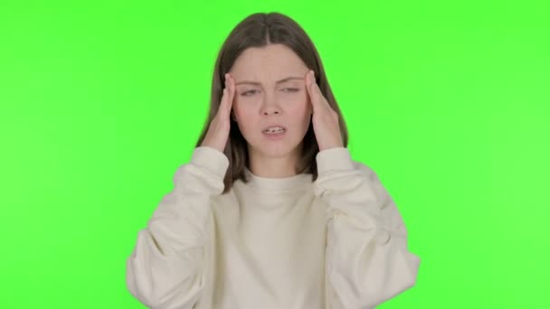 Yeşil Arkaplanda Baş Ağrısı Olan Sıradan Kadın — Stok video