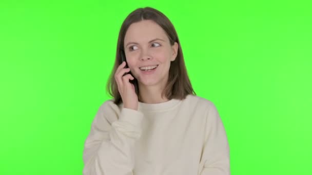 Nenucená Žena Mluví Telefonu Zeleném Pozadí — Stock video