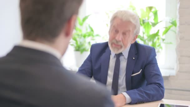 Unsatisfied Old Businessman Talking Businessman Argument — Stock Video