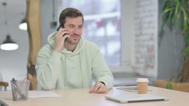 Giovane Uomo Adulto Che Parla Telefono Ufficio — Video Stock