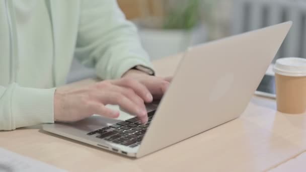青少年男子在手提电脑上打字的特写 — 图库视频影像