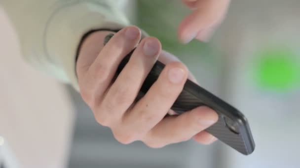 Vertical Video Male Hand Using Smartphone — 图库视频影像