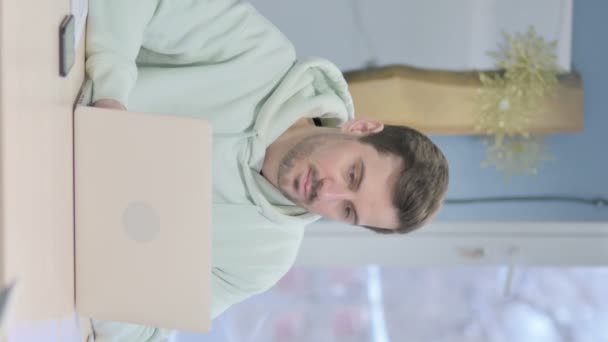 仕事中の頭痛を持つ若い大人の男の垂直ビデオ — ストック動画