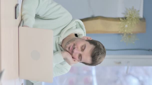 仕事で寝ている若い男の垂直ビデオ — ストック動画