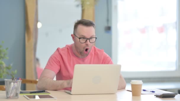 Young Adult Man Celebrating Online Success Laptop Office — Vídeo de Stock