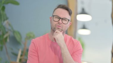 Yeni Bir Plan Düşünen Düşünceli Genç Yetişkin Adamın Portresi