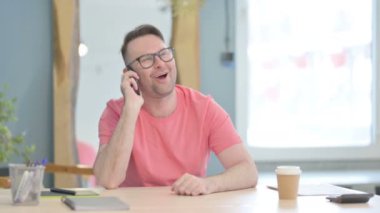 Genç Yetişkin Adam Ofiste Telefonda Konuşuyor