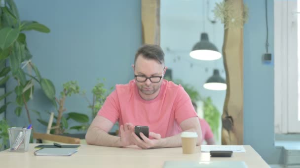 Creative Senior Old Man Browsing Internet Smartphone Work — Stok video