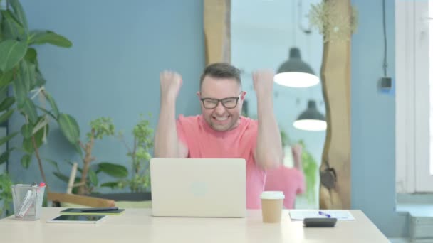 Creative Senior Old Man Celebrating Success While Using Laptop — Stok video
