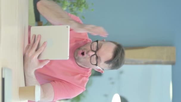 Vertical Video Senior Old Man Reacting Loss Tablet — Vídeos de Stock