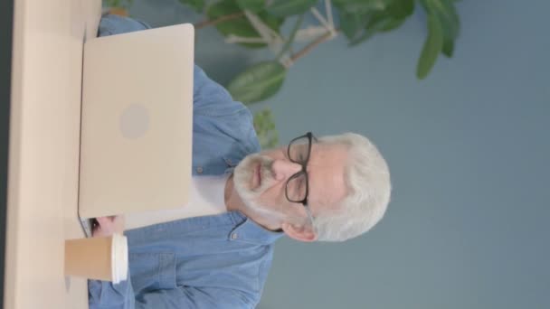 Vertical Video Senior Old Man Working Laptop Work — 비디오