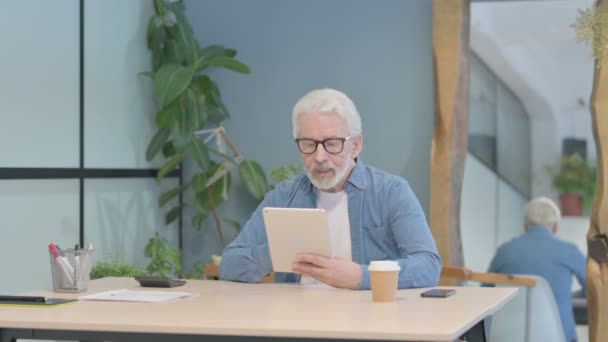 Senior Old Man Talking Online Video Chat Tablet Computer — Αρχείο Βίντεο