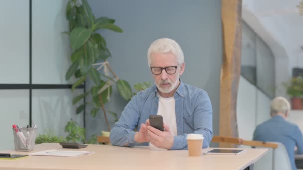 Αναστατωμένος Senior Old Man Αντίδραση Στην Απώλεια Για Smartphone — Αρχείο Βίντεο