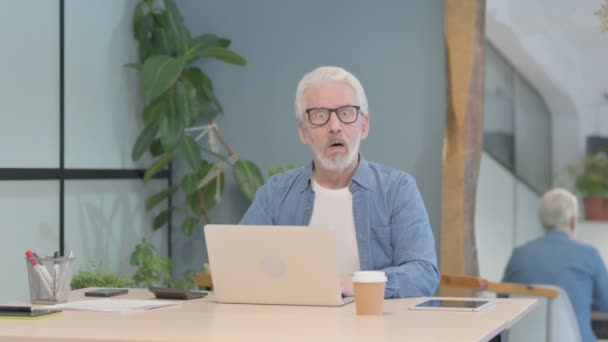 Shocked Senior Old Man Looking Camera While Working Laptop — стоковое видео