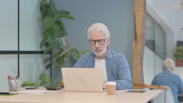 Senior Old Man Pointing Camera While Working Laptop — Stok video