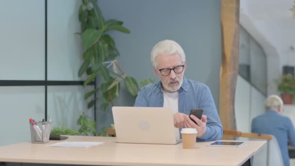 Senior Old Man Using Phone Laptop Work — Stockvideo