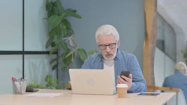 Senior Old Man Berbicara Telepon Untuk Diskusi Kantor — Stok Video