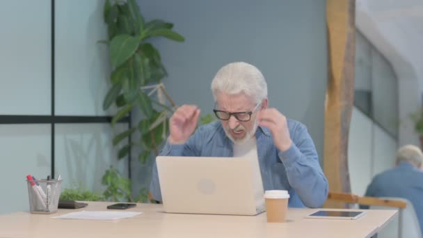Starší Starý Muž Bolestí Hlavy Při Práci Notebooku — Stock video