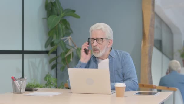 Angry Senior Old Man Talking Phone Work — Stockvideo