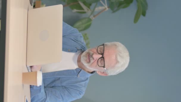 Vertical Video Thumbs Senior Old Man Working Laptop — Αρχείο Βίντεο