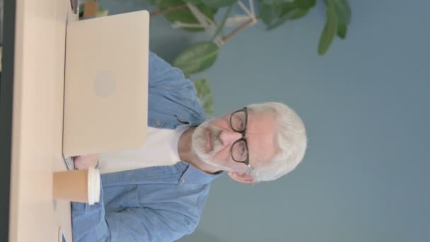 Vertical Video Senior Old Man Pointing Camera While Working Laptop — Stockvideo