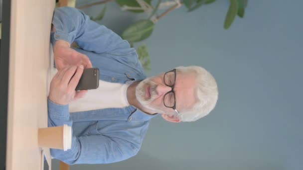 Vertical Video Senior Old Man Browsing Internet Smartphone Work — Stockvideo
