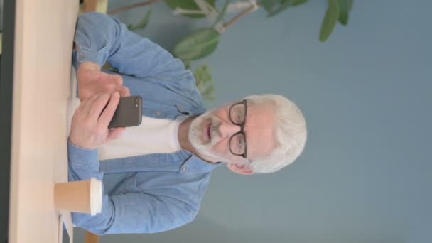 Vertical Video Successful Senior Old Man Celebrating Win Smartphone — Stok video