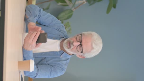 Vertical Video Upset Senior Old Man Reacting Loss Smartphone — 图库视频影像