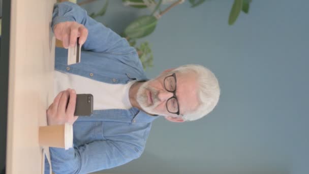 Vertical Video Senior Old Man Shopping Online Bank Card — Stok video