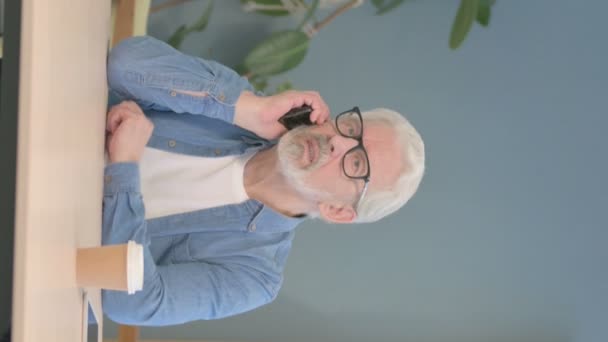 Vertical Video Senior Old Man Talking Phone Work — Video Stock