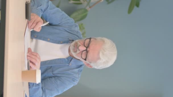 Vertical Video Senior Old Man Doing Paperwork Calculating Report — 图库视频影像