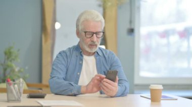 Smartphone 'da Kıdemli Yaşlı Adam Başarı Kutlaması