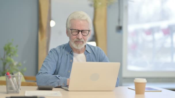 Senior Bătrân Arată Degetele Sus Timp Lucrează Laptop — Videoclip de stoc