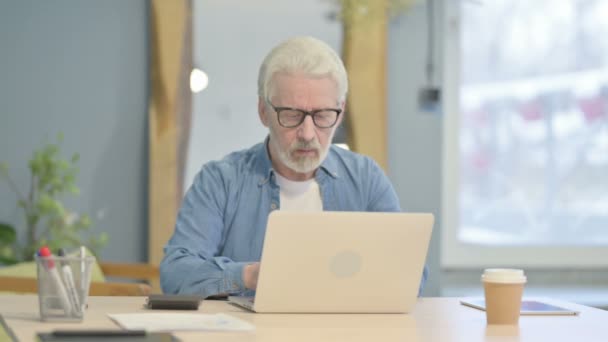 Senior Old Man Leaving Office Working Laptop — Stock videók