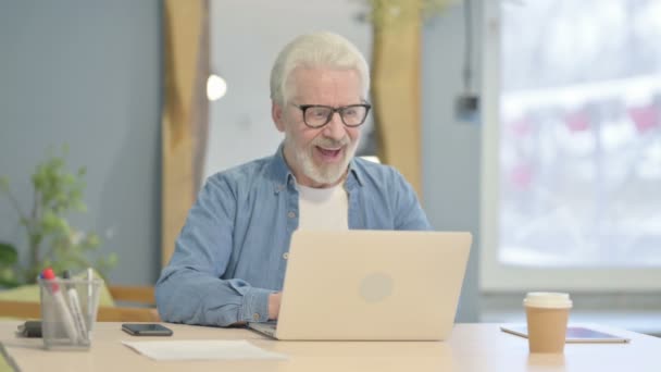 Старший Старий Святкує Онлайн Успіх Ноутбуці — стокове відео