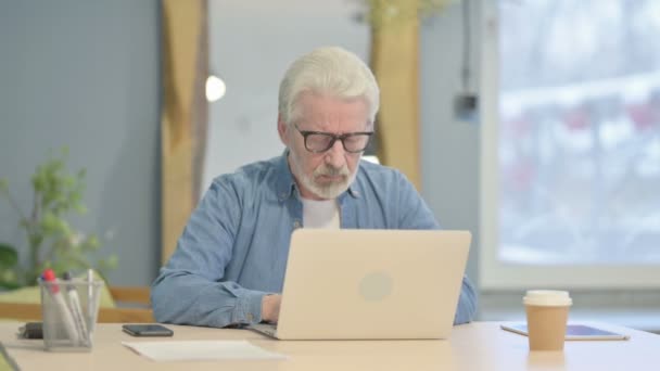 Senior Old Man Headache Working Laptop — Αρχείο Βίντεο