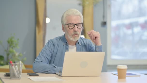 Pensive Старший Старий Думає Нову Ідею Офісі — стокове відео