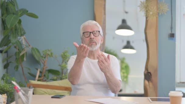 Senior Old Man Talking Video Call Office — Stockvideo
